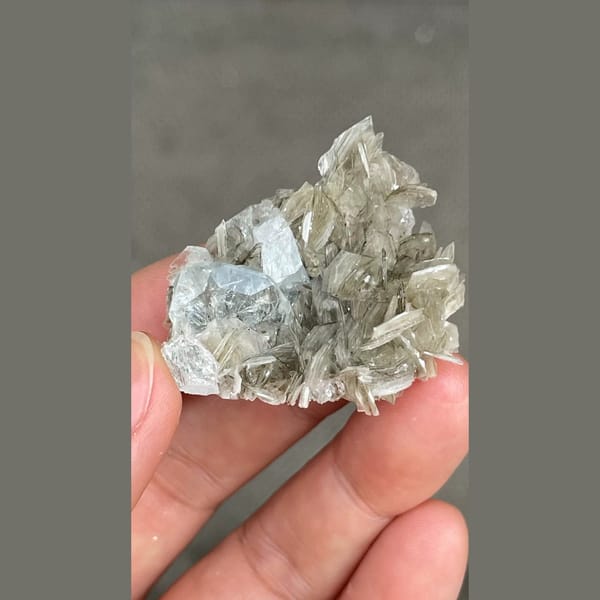 Aquamarine with Mica Xuebaoding 3.6 cm — complete view