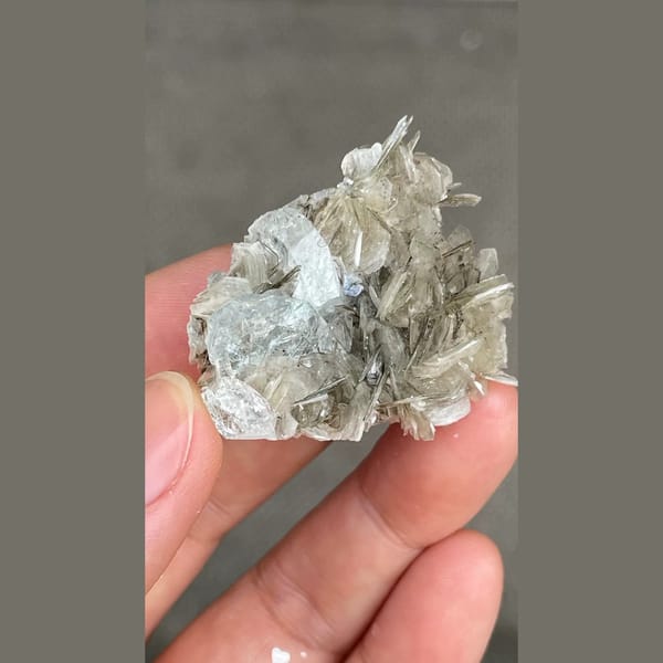 Aquamarine with Mica Xuebaoding 3.6 cm — alternate view