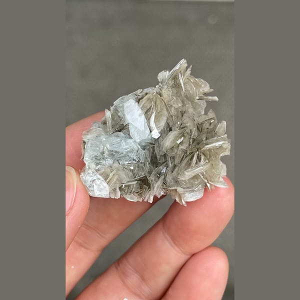 Aquamarine with Mica Xuebaoding 3.6 cm — alternate view