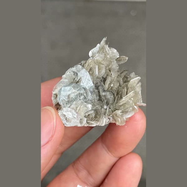 Aquamarine with Mica Xuebaoding 3.6 cm — detail view