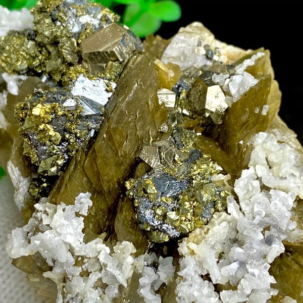 Chalcopyrite and tetrahedrite on golden siderite with white dolomite — alternate view