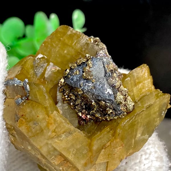 Grey tetrahedrite and brassy chalcopyrite in golden-brown siderite — alternate view