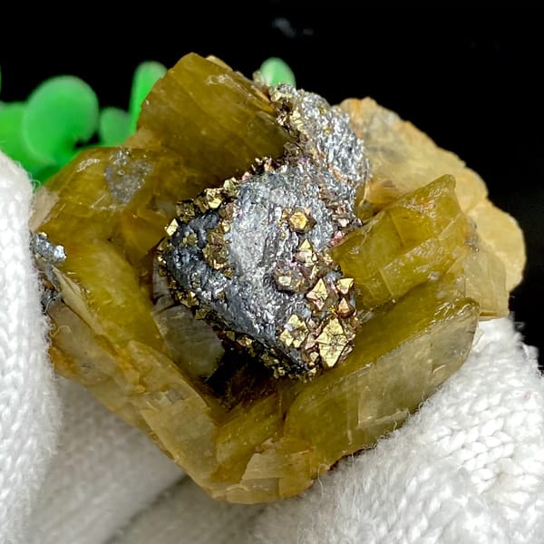 Grey tetrahedrite and brassy chalcopyrite in golden-brown siderite — alternate view