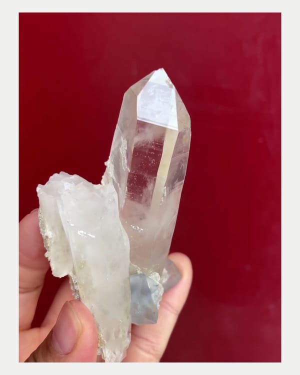 Complete left oblique view of quartz point with pale fluorite