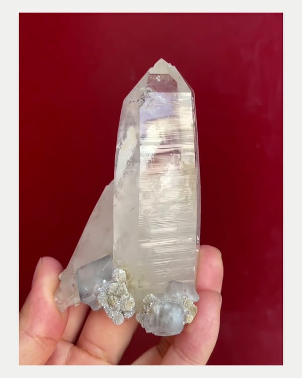 Complete right oblique view of quartz point with pale fluorite