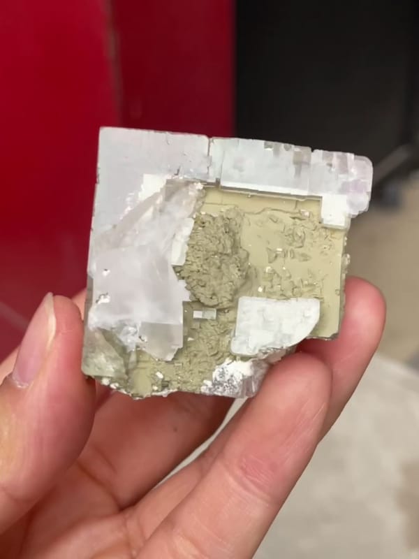 Xianghualing pale green fluorite with white calcite, flat geometric face