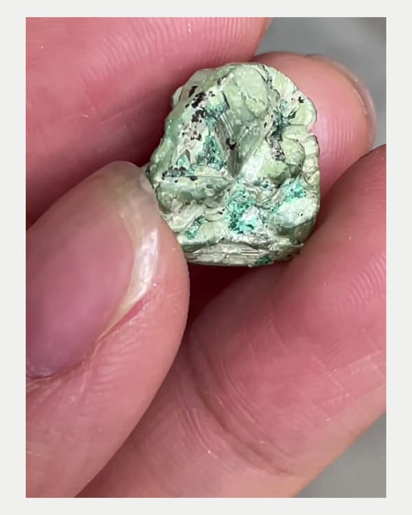 Complete reverse view of green mushistonite over kesterite