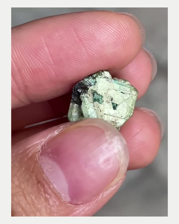 Complete right oblique view of green mushistonite over kesterite
