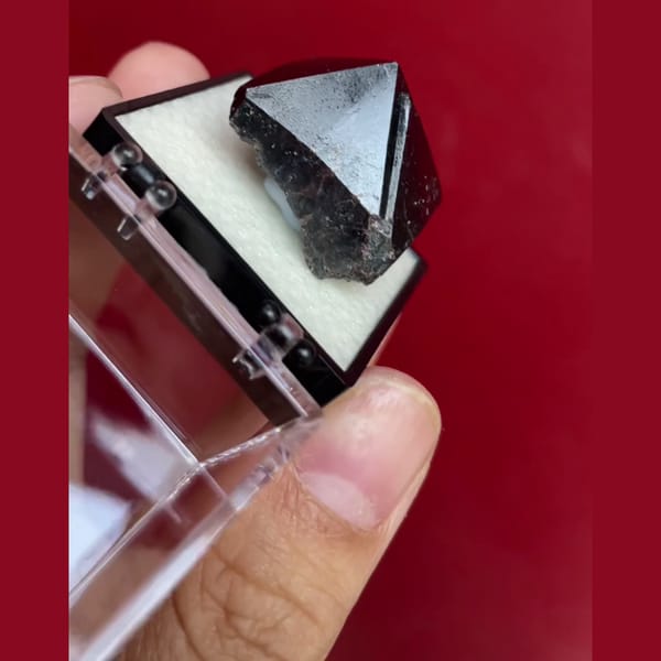 Tetragonal-cone cassiterite from Pingwu — complete view