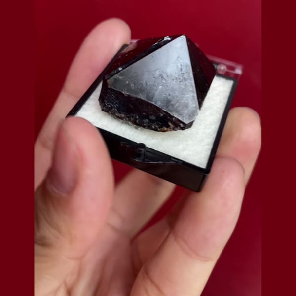 Tetragonal-cone cassiterite from Pingwu — alternate view
