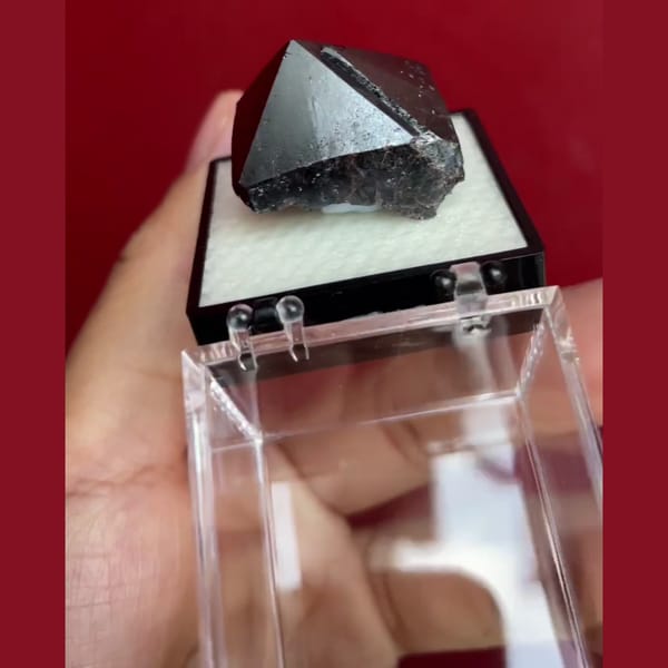 Tetragonal-cone cassiterite from Pingwu — alternate view