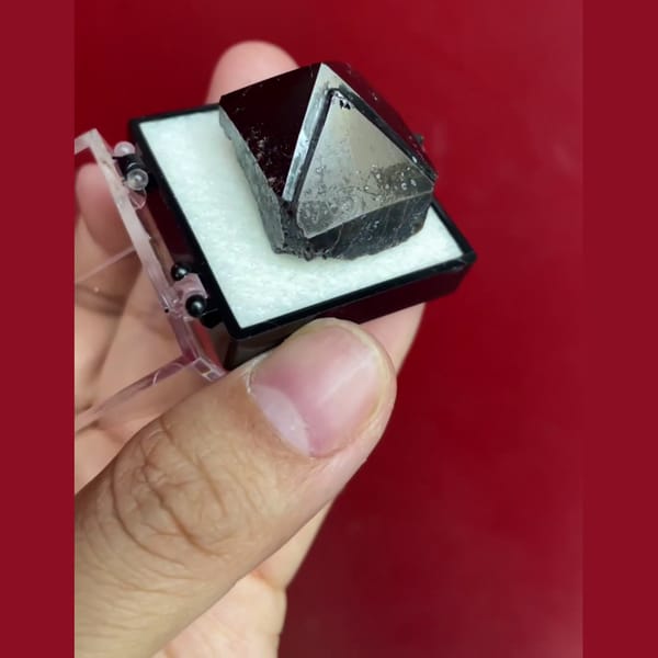 Tetragonal-cone cassiterite from Pingwu — detail view