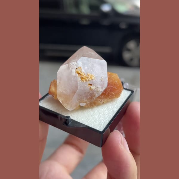 Quartz with scheelite from Sichuan — complete view