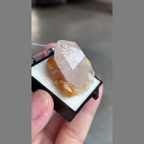 Quartz with scheelite from Sichuan — alternate view