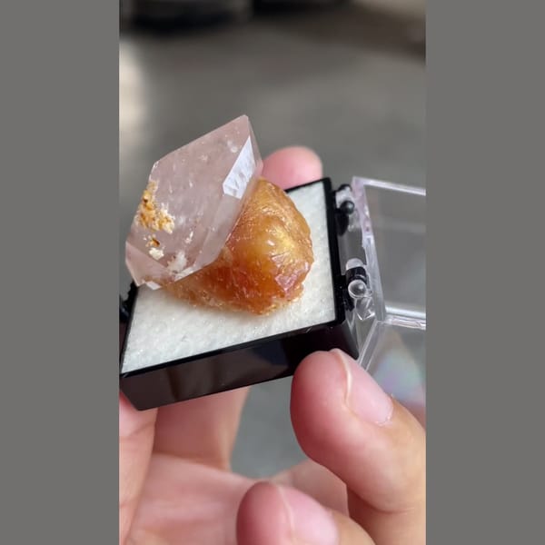 Quartz with scheelite from Sichuan — alternate view