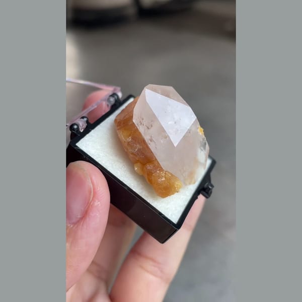 Quartz with scheelite from Sichuan — detail view