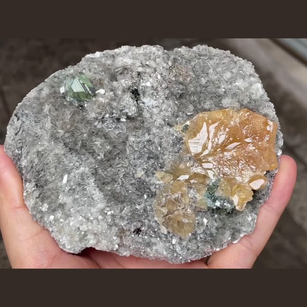 Xuebaoding panda ore with unusual scheelite — complete view