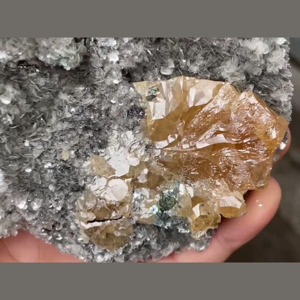 Xuebaoding panda ore with unusual scheelite — alternate view