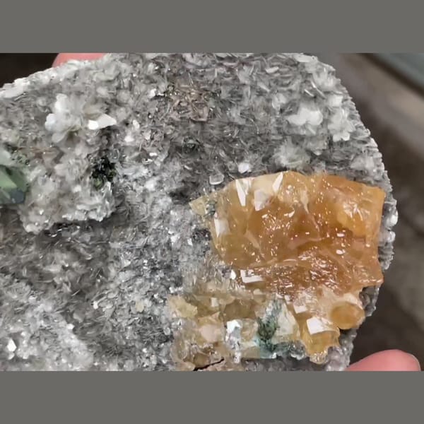 Xuebaoding panda ore with unusual scheelite — detail view