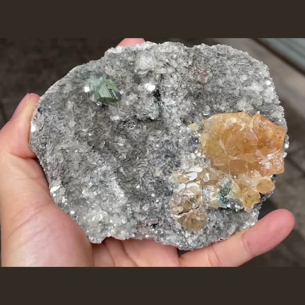 Xuebaoding panda ore with unusual scheelite — detail view