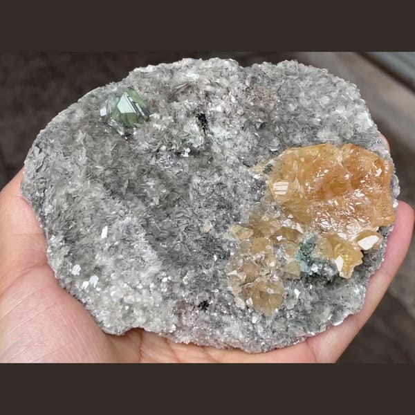 Xuebaoding panda ore with unusual scheelite — detail view