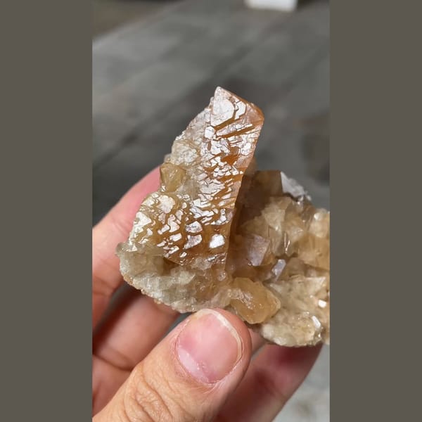 Parallel-growth scheelite from Xuebaoding — complete view