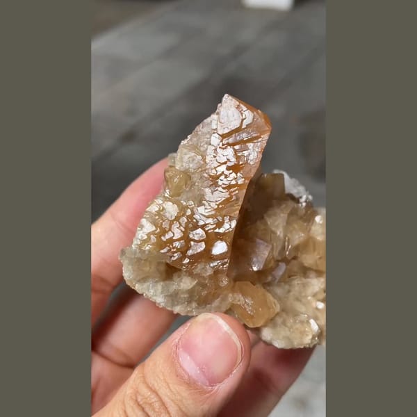 Parallel-growth scheelite from Xuebaoding — alternate view