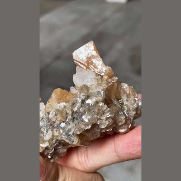 Parallel-growth scheelite from Xuebaoding — detail view