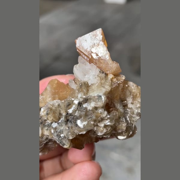 Parallel-growth scheelite from Xuebaoding — detail view