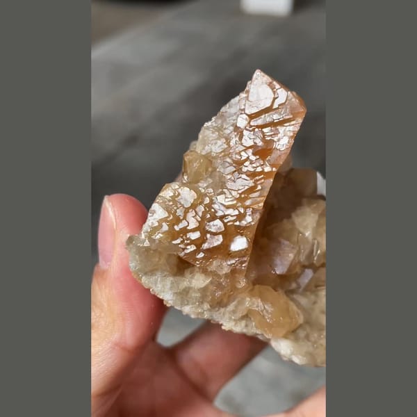 Parallel-growth scheelite from Xuebaoding — detail view