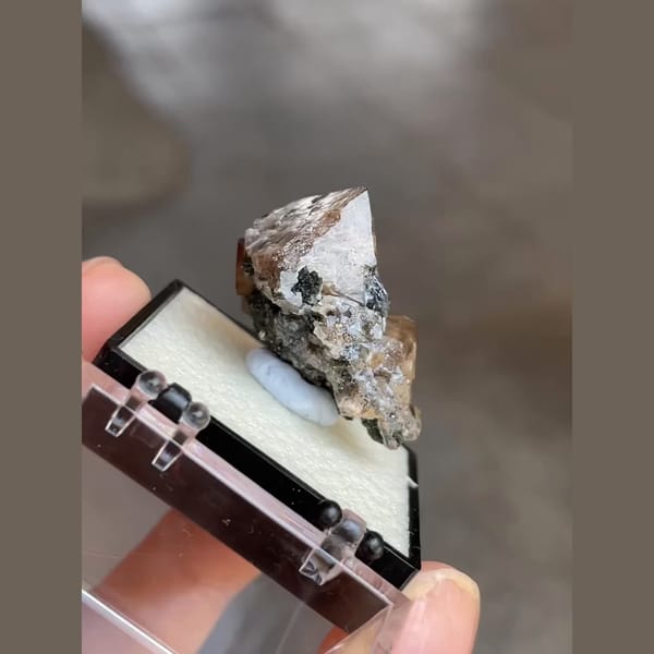 Scheelite from Yaogangxian — alternate view