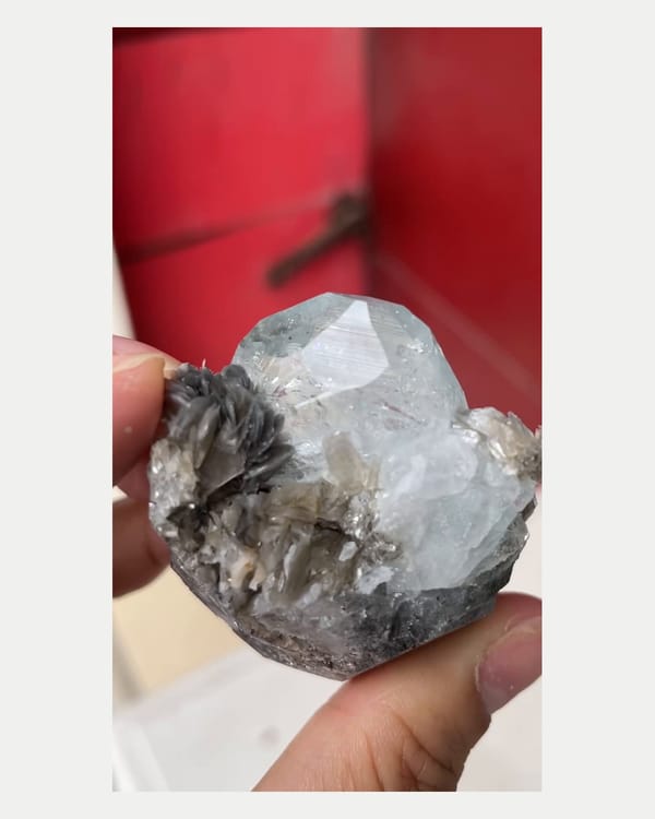 Complete left oblique view of aquamarine crystal with mica