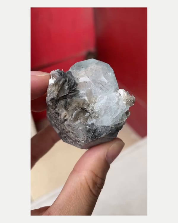 Complete right oblique view of aquamarine crystal with mica