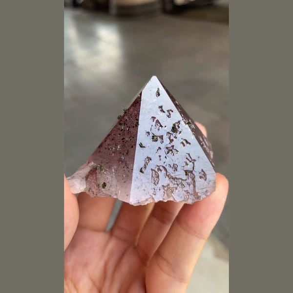 Meigu quartz with epidote and hematite tint — complete view