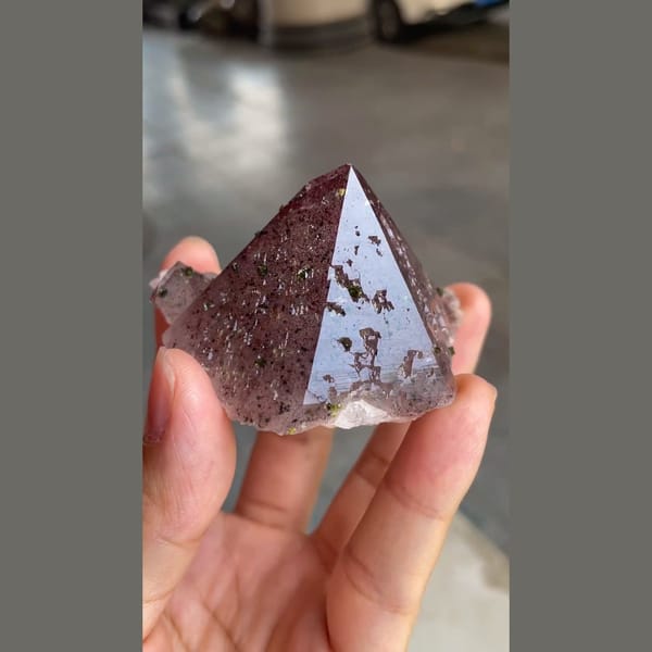 Meigu quartz with epidote and hematite tint — detail view
