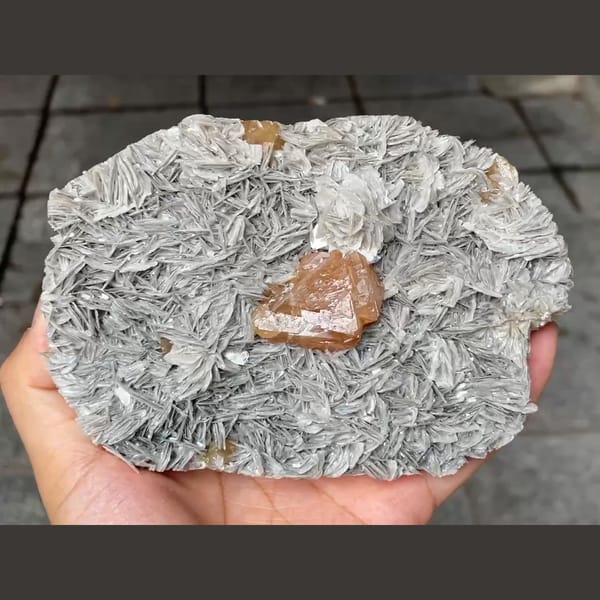 Scheelite from Xuebaoding Pingwu — complete view