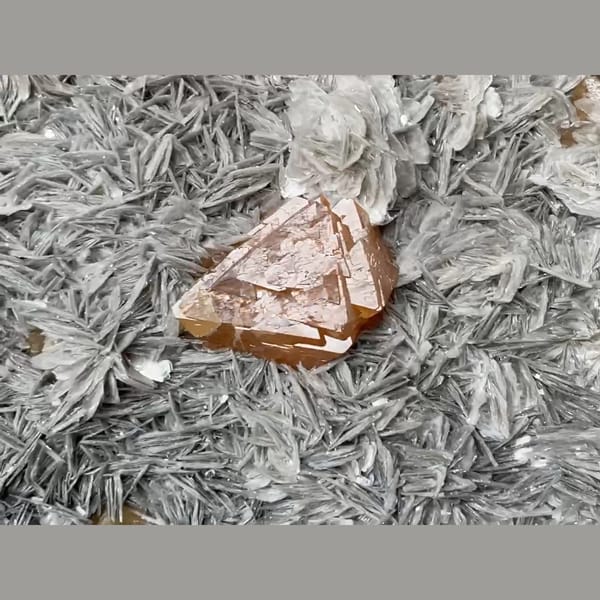 Scheelite from Xuebaoding Pingwu — alternate view