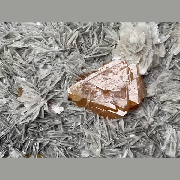 Scheelite from Xuebaoding Pingwu — alternate view