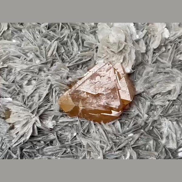 Scheelite from Xuebaoding Pingwu — detail view