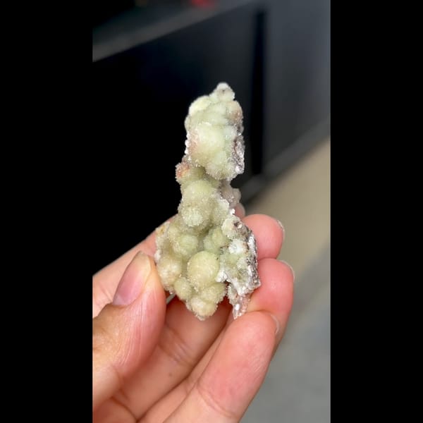 Green ball-habit fluorite from Qinglong — complete view