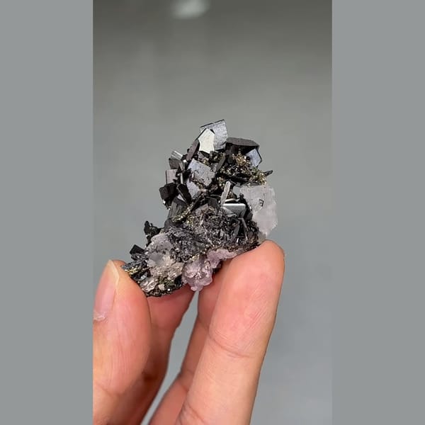 Black wolframite with pyrite, chalcopyrite, fluorite and quartz from Yaogangxian, Hunan — complete view