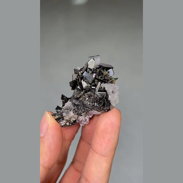 Black wolframite with pyrite, chalcopyrite, fluorite and quartz from Yaogangxian, Hunan — alternate view
