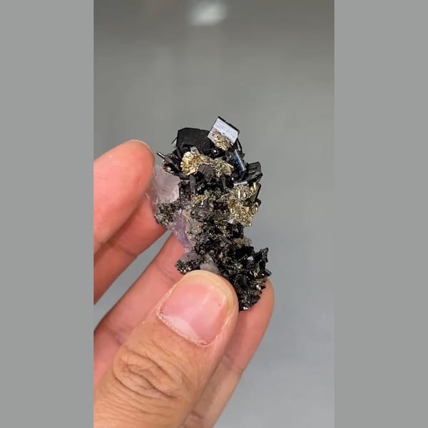 Black wolframite with pyrite, chalcopyrite, fluorite and quartz from Yaogangxian, Hunan — alternate view