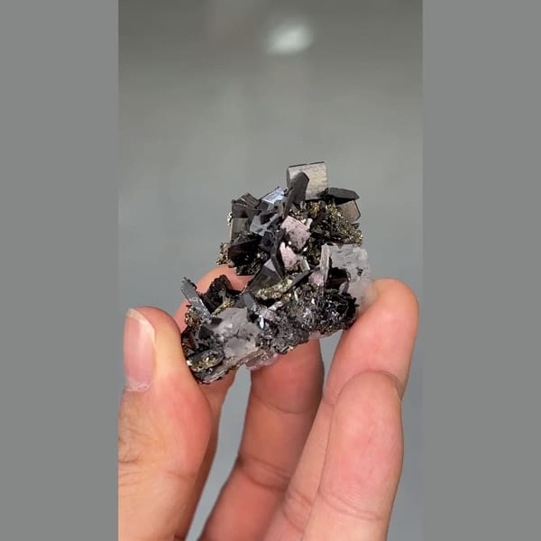 Black wolframite with pyrite, chalcopyrite, fluorite and quartz from Yaogangxian, Hunan — detail view