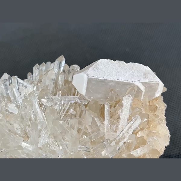 White tabular barite on a clear quartz cluster from Jinkouhe, Sichuan — detail view