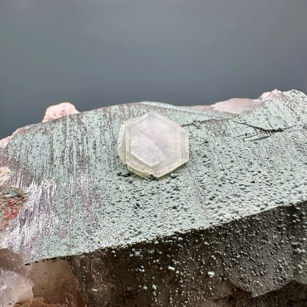 Hexagonal plate calcite with smoky quartz from Yunxiao — complete view