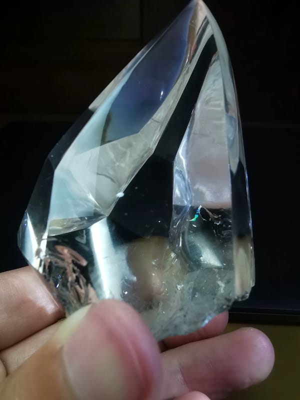 Complete side view of the polished quartz freeform