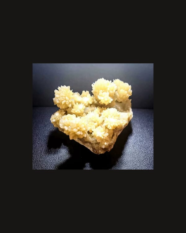 Complete front view of the honey-gold crystallized mineral cluster from Yunnan