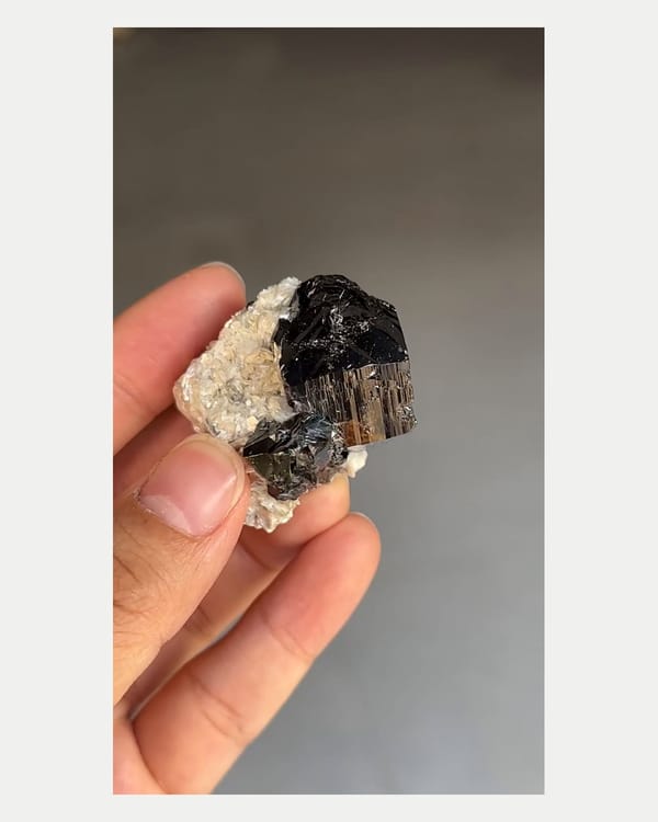Complete left oblique view of tetragonal cassiterite on mica