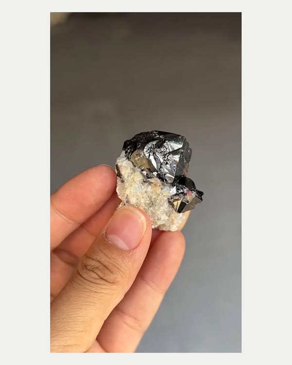 Complete right oblique view of tetragonal cassiterite on mica